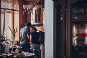 Couple qui cuisine amoureusement dans sa cuisine