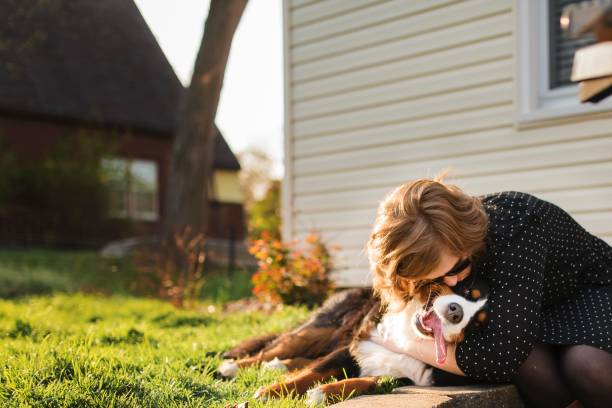 Jeune femme qui fait un câlin à son chien